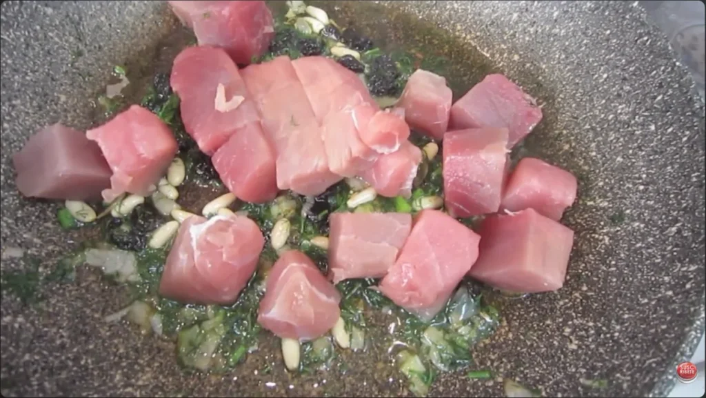 Añadir atun fresco en la sartén
