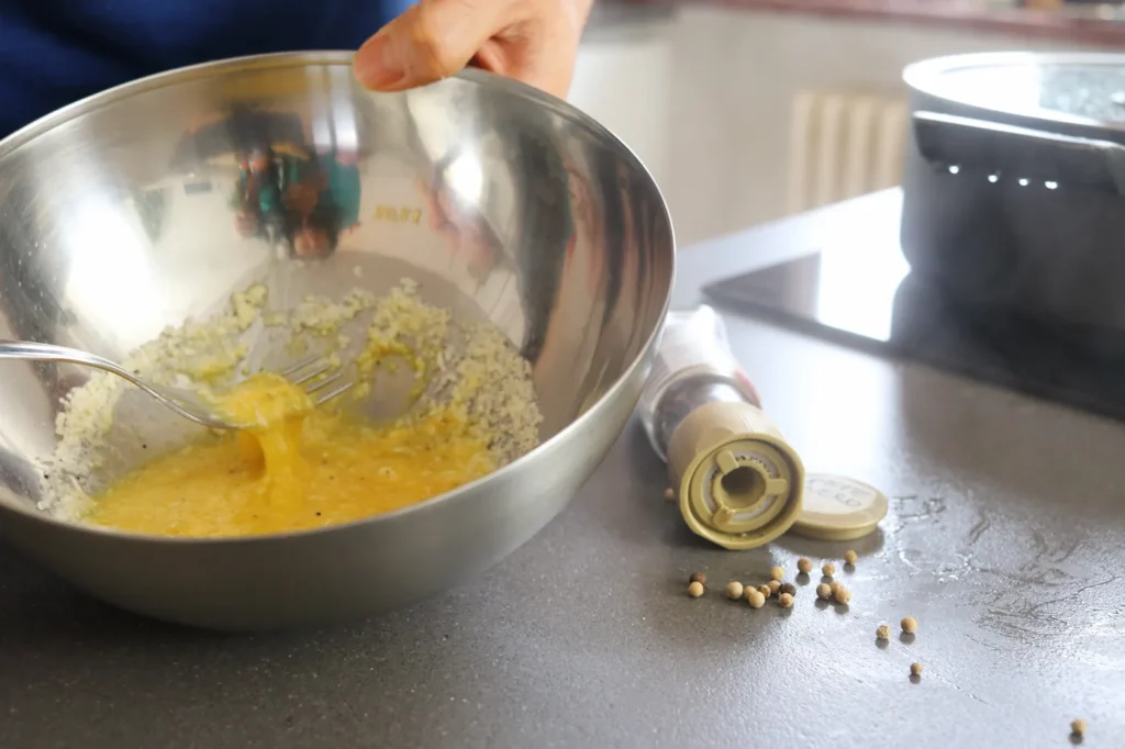 Batir huevos carbonara