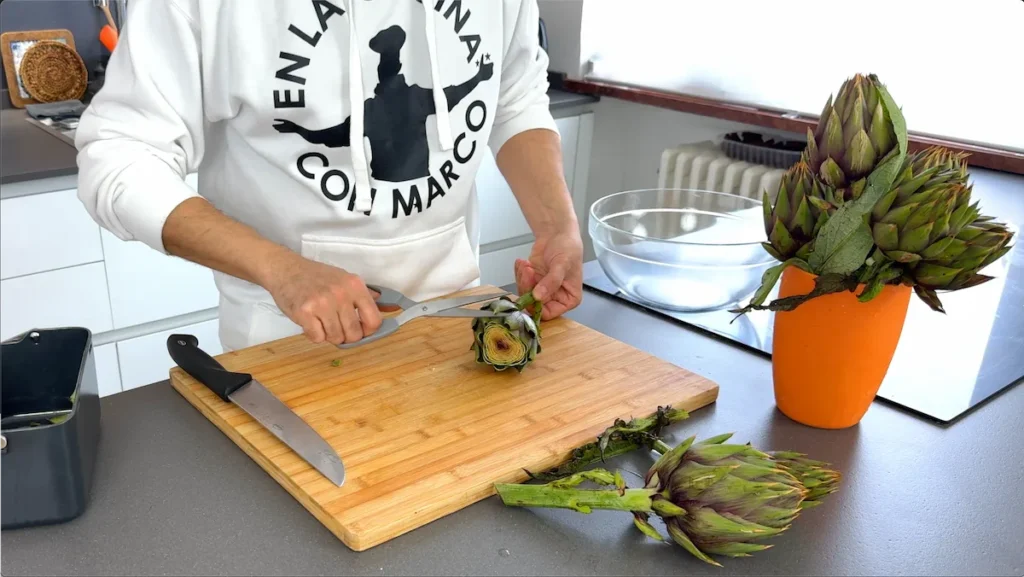 Como quitar las puntas y espinas de las alcachofas con un cuchillo