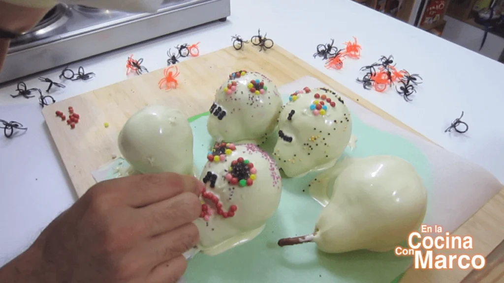 Decoramos nuestras calaveras de chocolate y peras del dia de los muertos