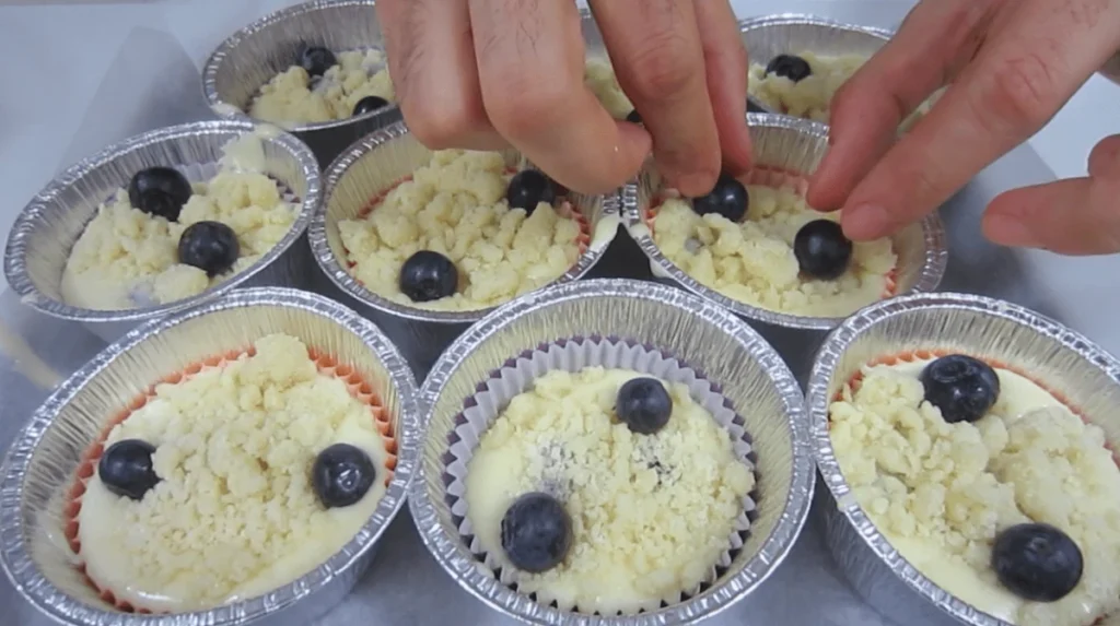 Decorar muffin de arandanos con crumble