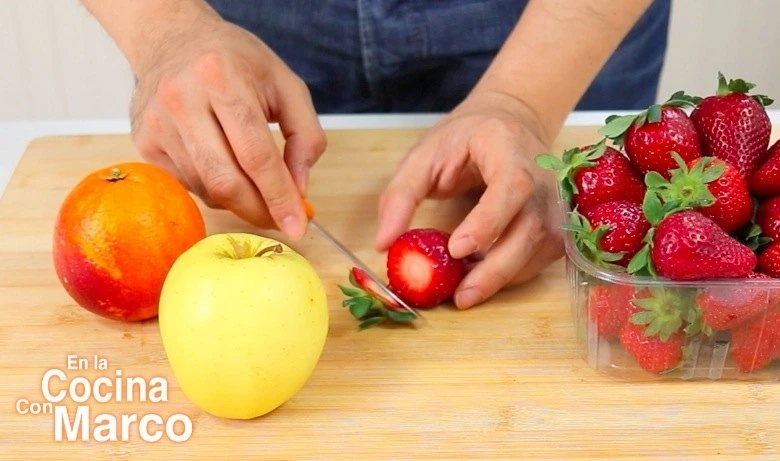 Eliminar extremidad con hojas verde de las fresas