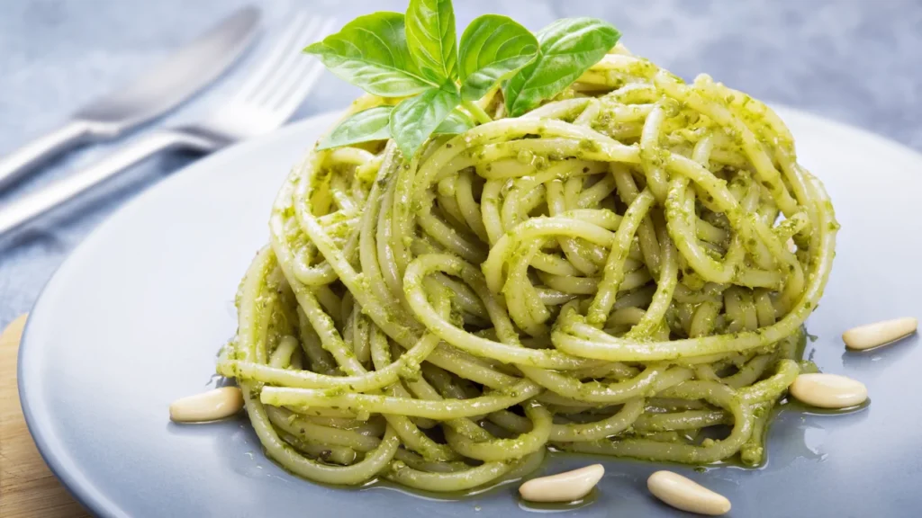 Espaguetis al pesto genovese de albahaca