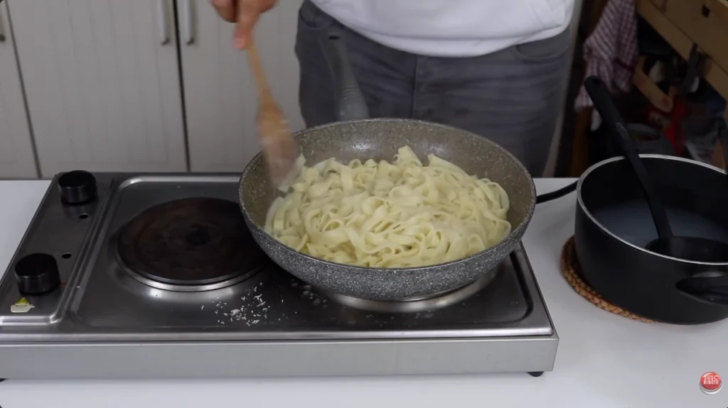 Fettuccini Alfredo hechos en casa