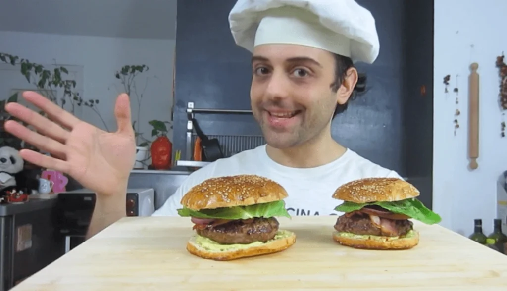 Hamburguesas caseras con pen hecho en casa y carne rellena