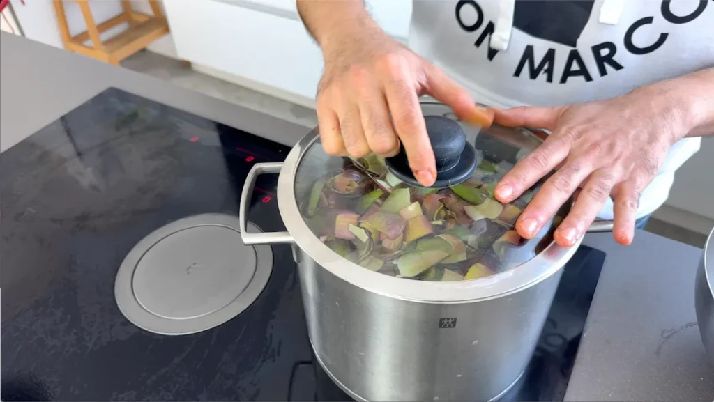 Hervir los restos de alcachofa para preparar la crema