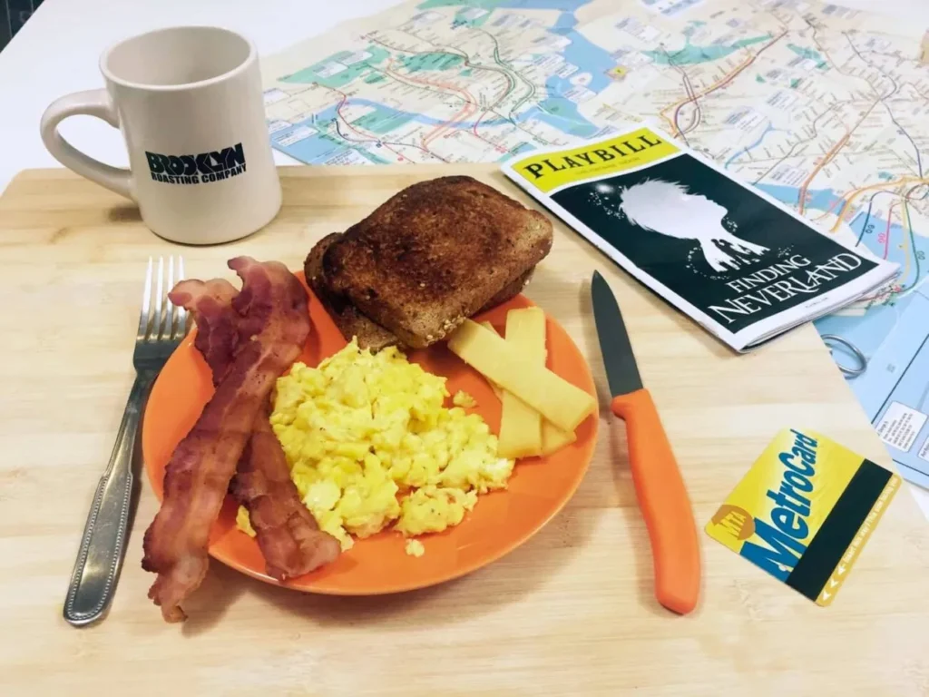 Huevos revueltos con tocino crujiente el clasico desayuno americano