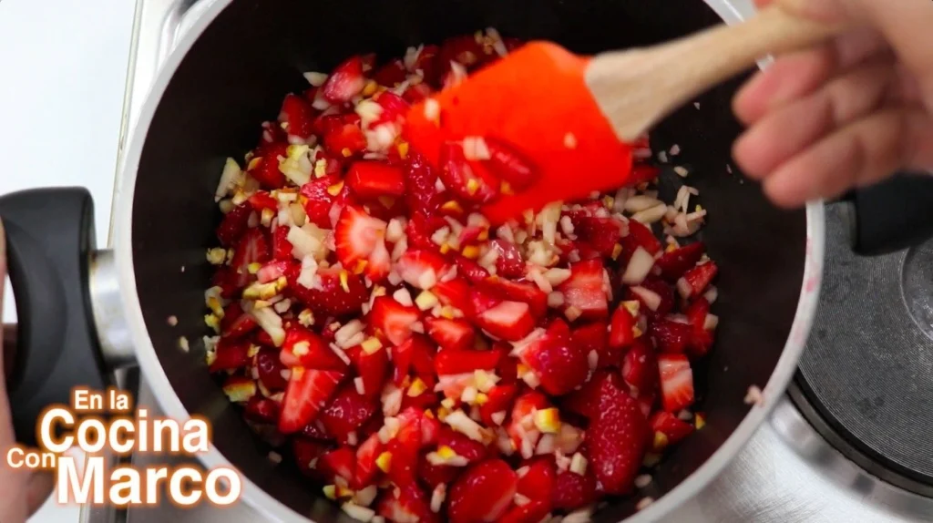 Mermelada de fresas cocinando