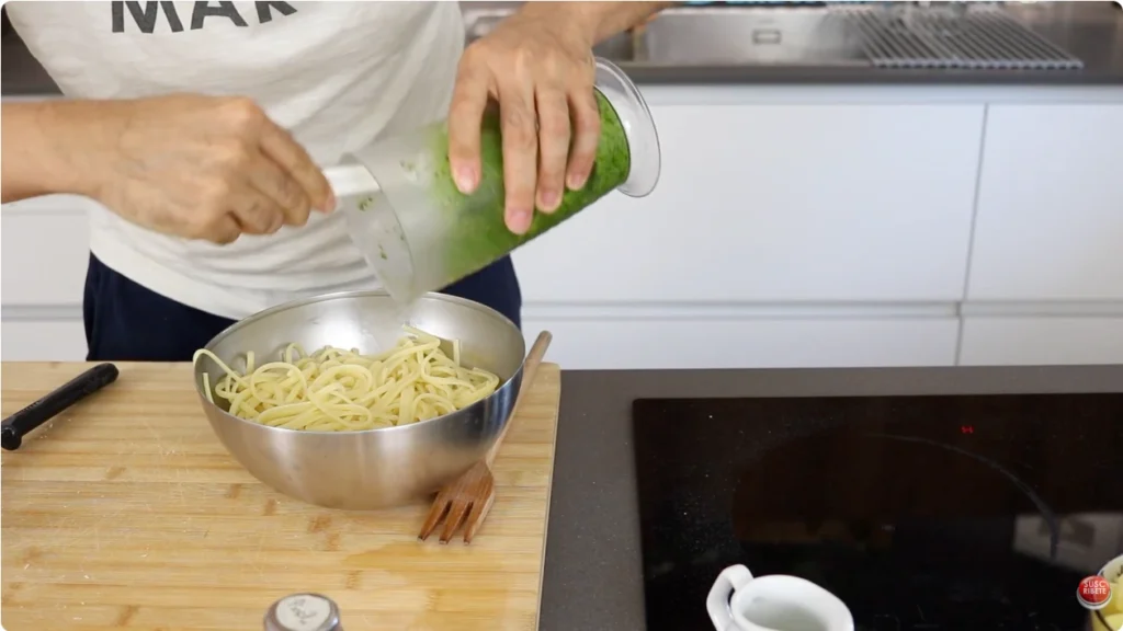 Mezclar la pasta con el pesto