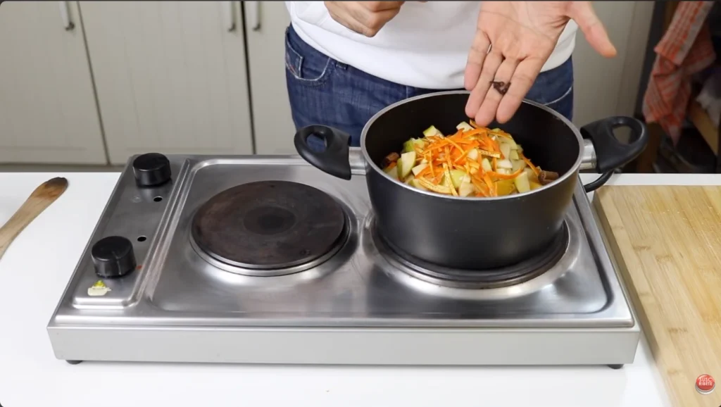 Poner los ingredientes de la mermelada navideña dentro de la olla