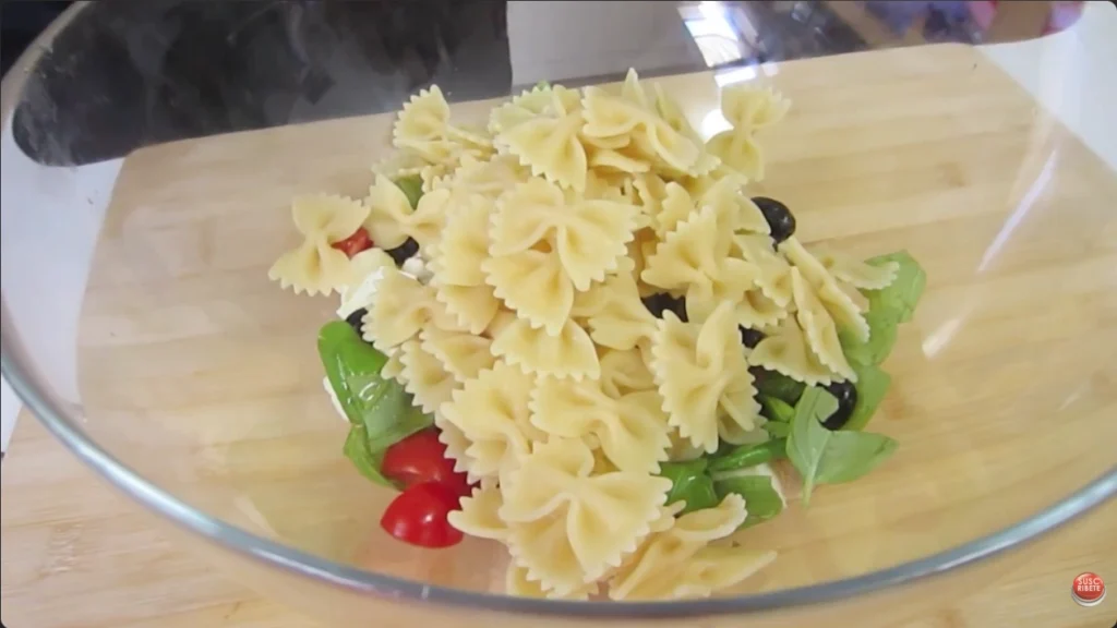 Poner pasta fria dentro juntos con los demas ingredientes