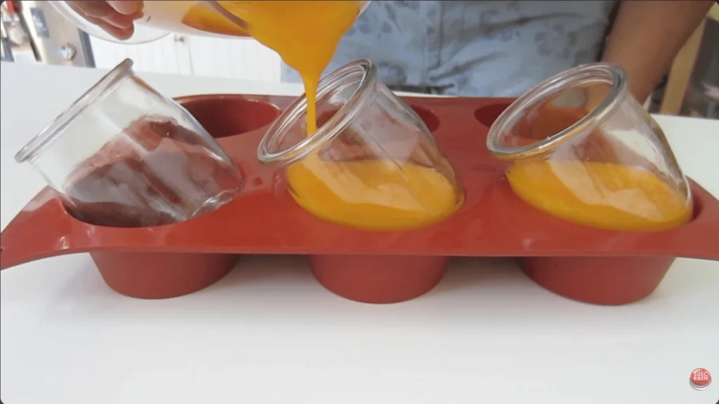 Verter la primera parte de panna cotta