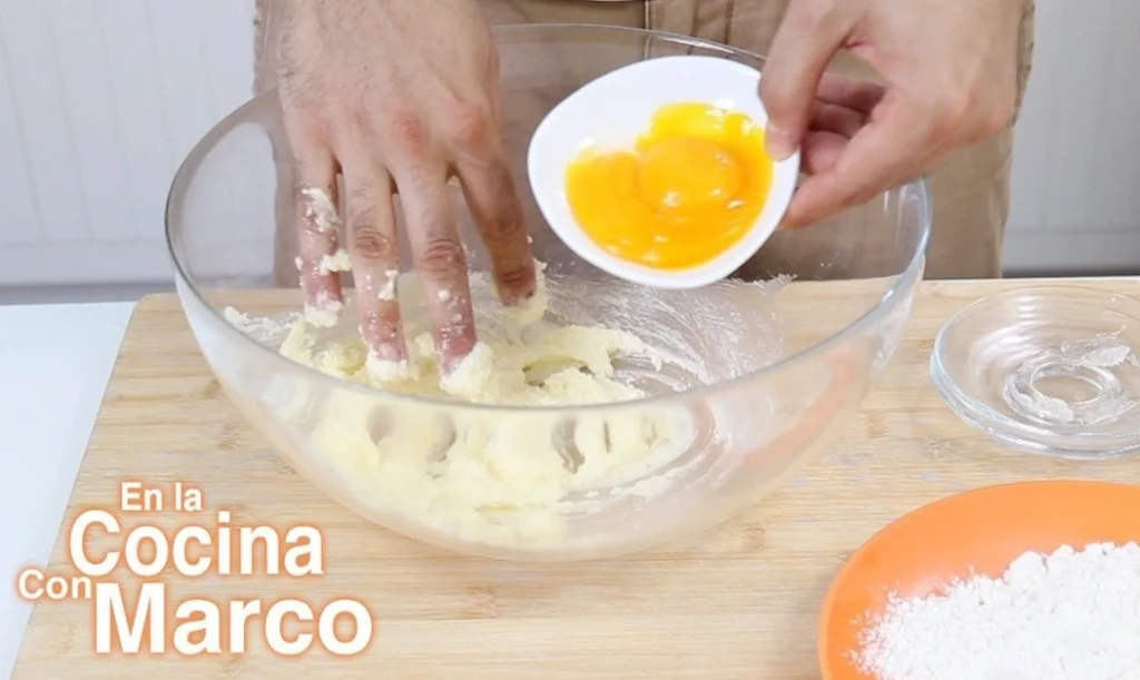 añadir huevo y yema