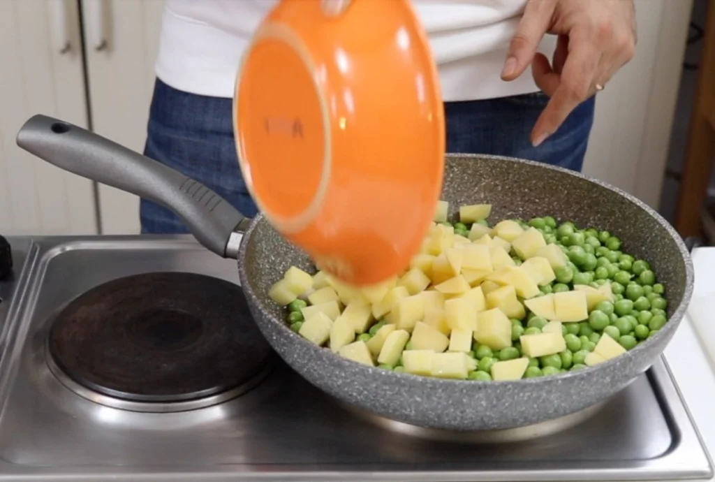 añadir patatas en la sarten
