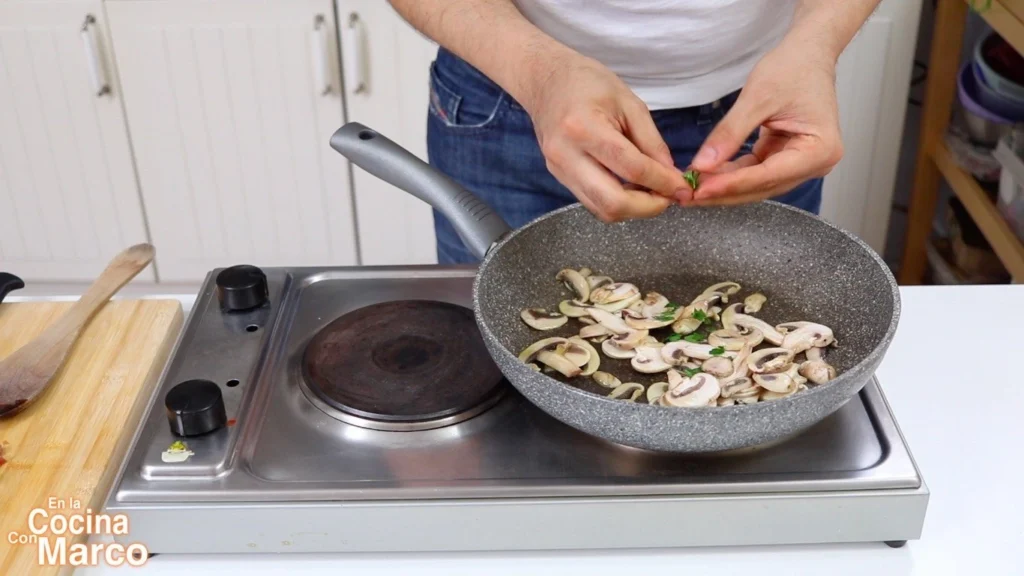 champiñones al ajillo