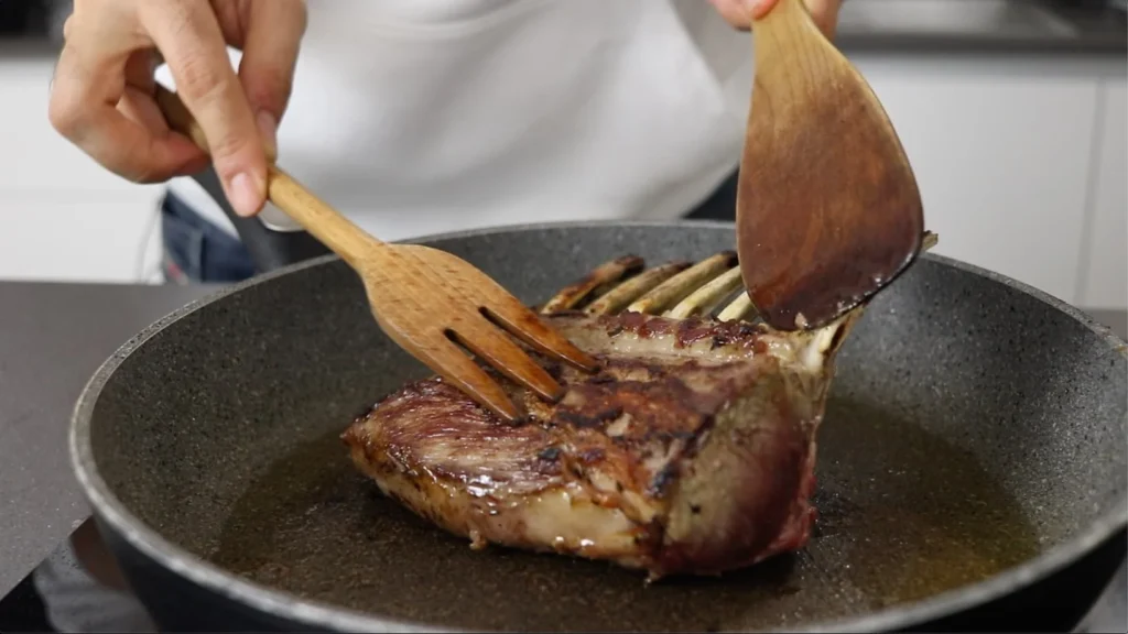 cocinar el costillar de cordero en la sertén