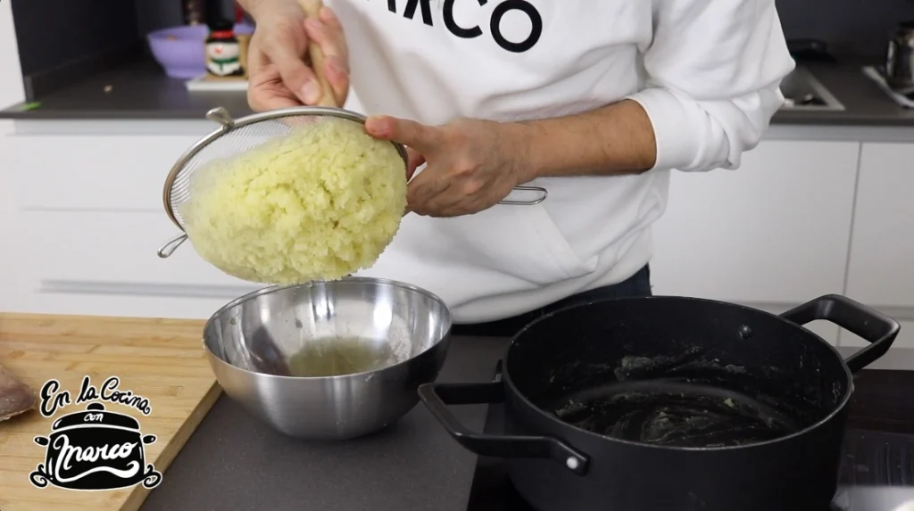 colar papas o patatas para eliminar grumos
