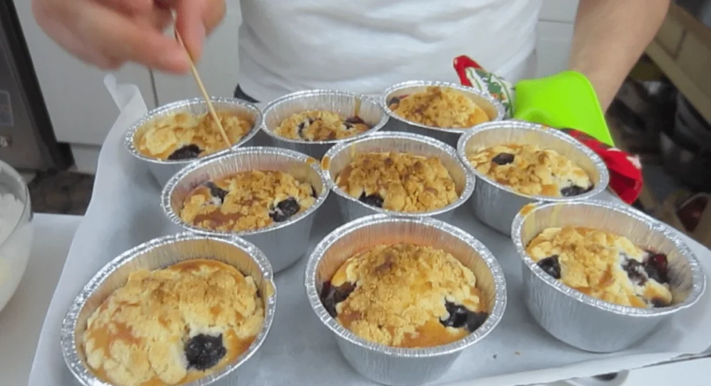 controlar si los muffin de arandanos estén cocidos