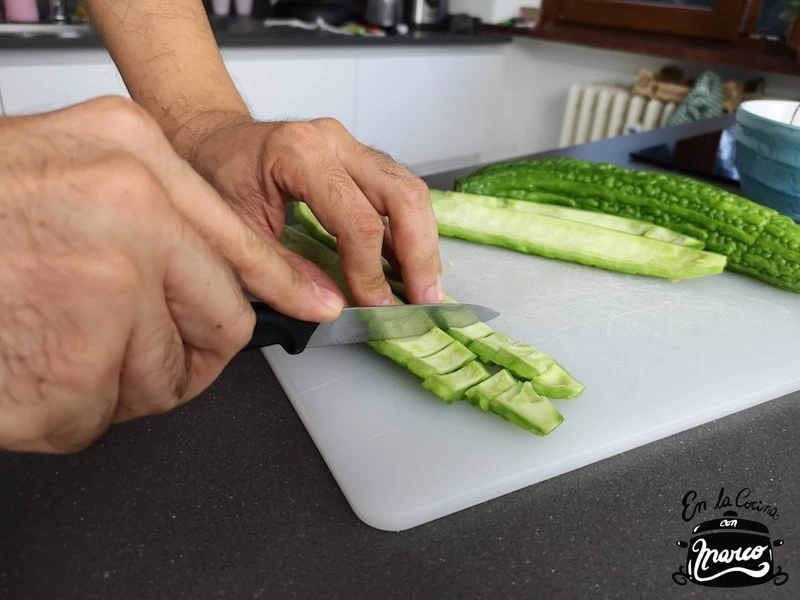 cortar karela en trozos