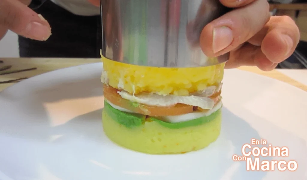 desmoldar causa rellena de pollo