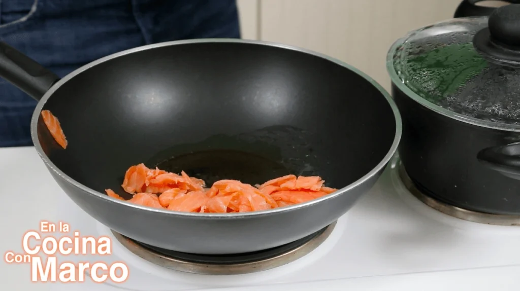 dorar salmon en la sartén