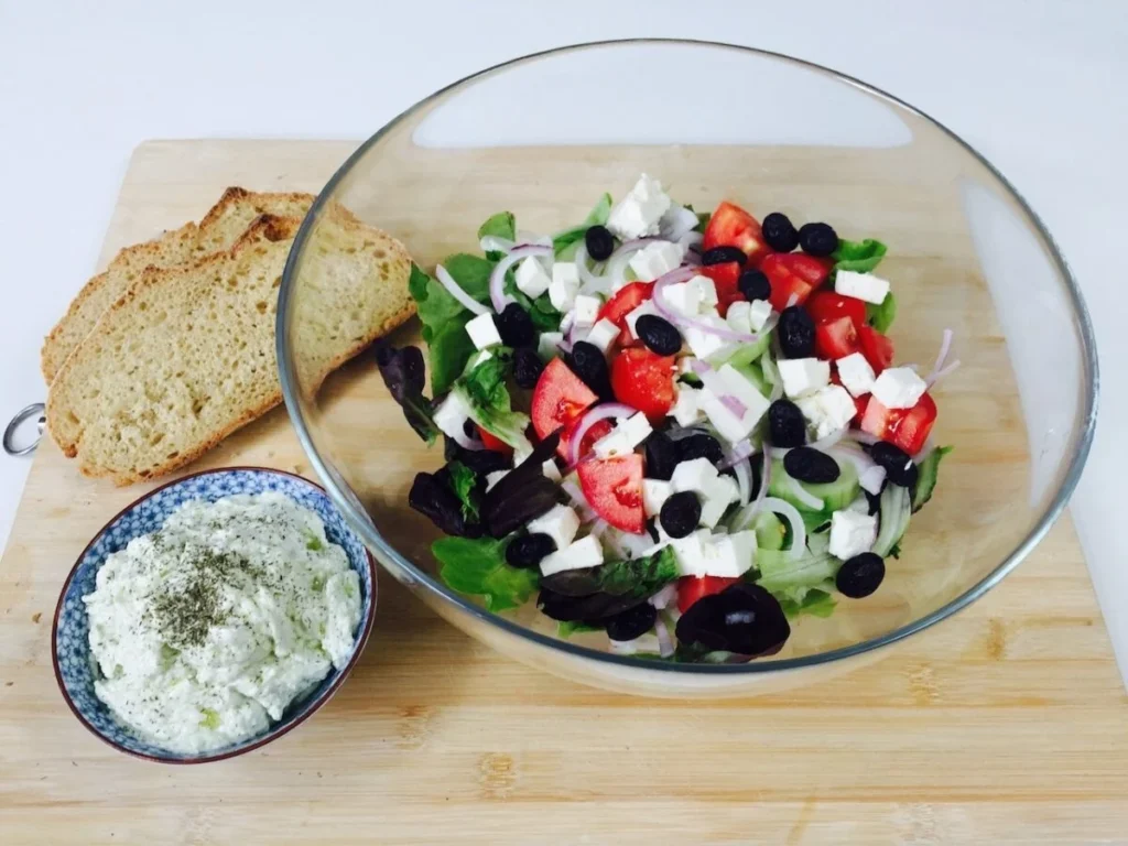 ensalada griega con salsa tzatziki casera paso a paso