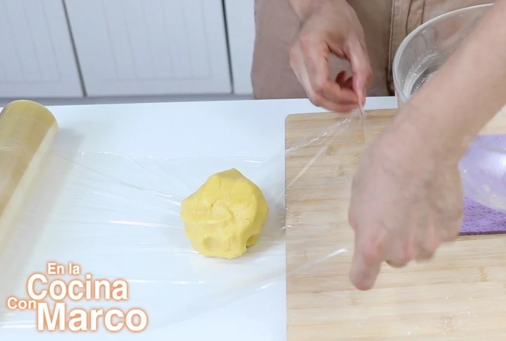 envolver masa pastafrola en papel transparente