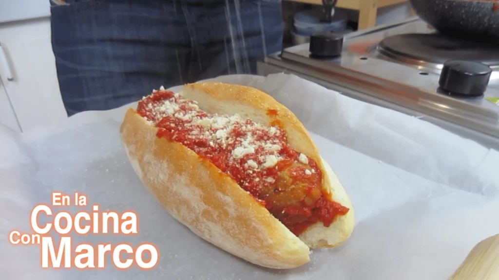 espolvoreamos queso parmigiano encima del bocadillo
