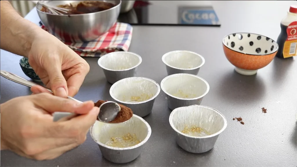 espolvorear moldes con chocolate