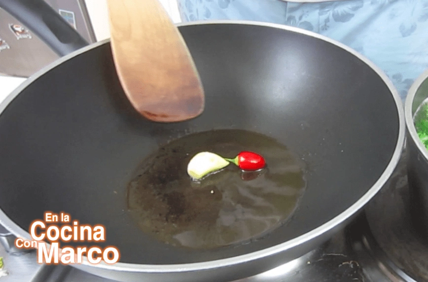 freír ajo y peperoncino