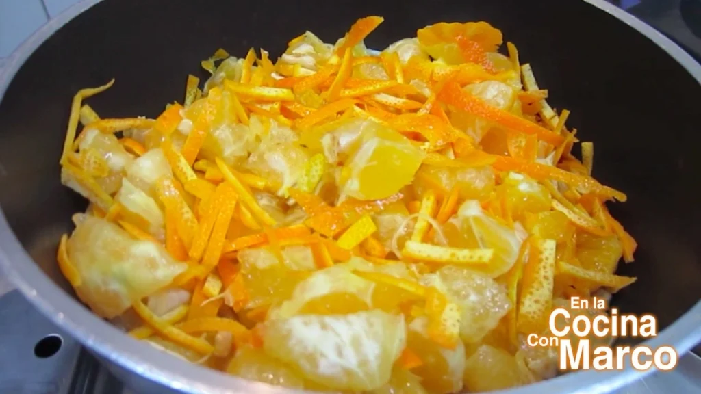 Ponemos la fruta en la olla para hacer mermelada