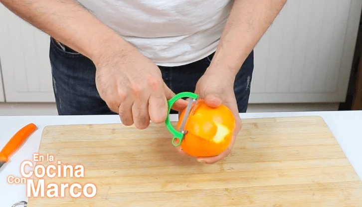pelar cascara naranja