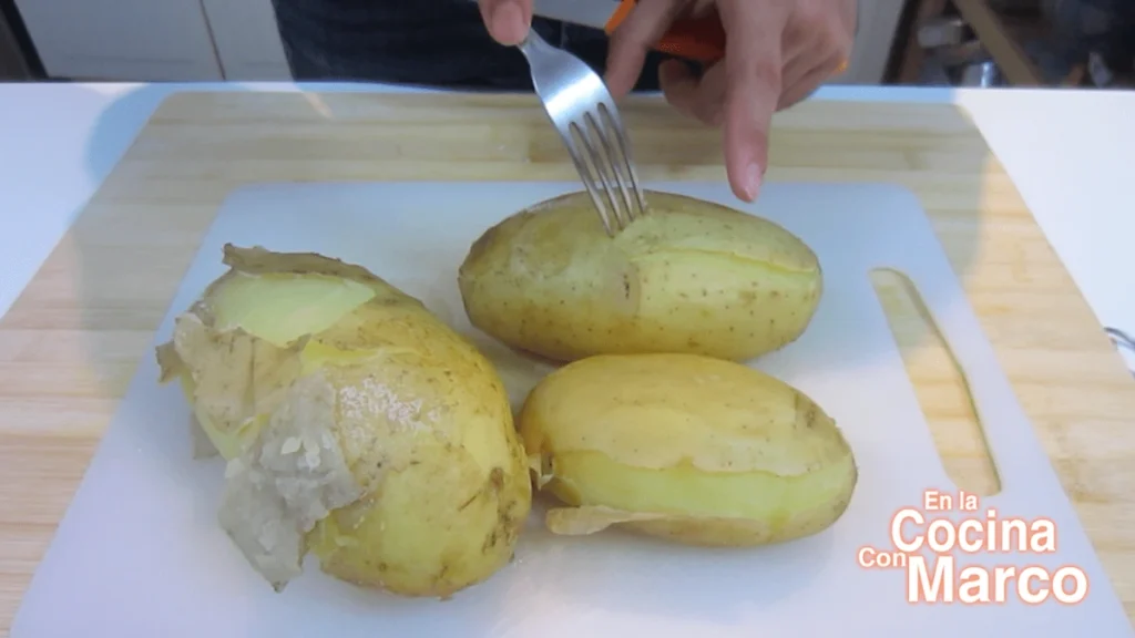 pinchar y pelar las papas