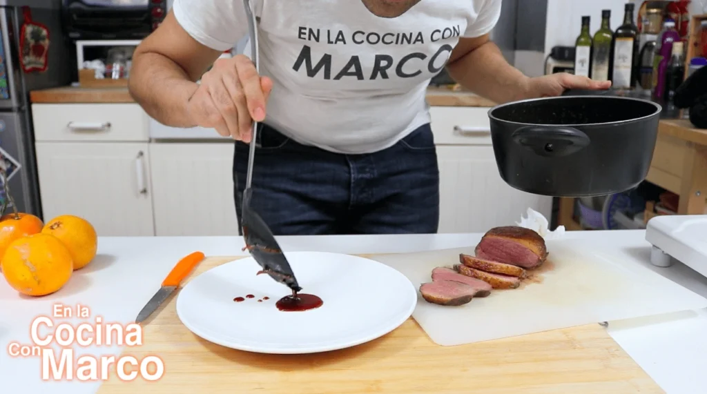 poner un lecho de salsa de naranja en el plato