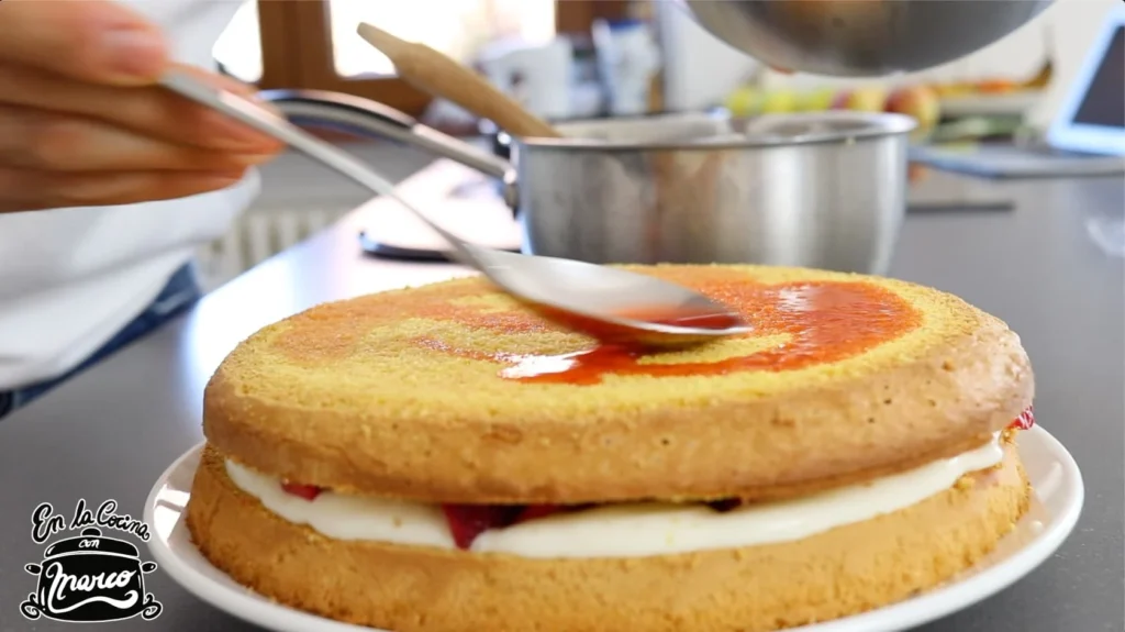 remojar tarta con jugo de fresas