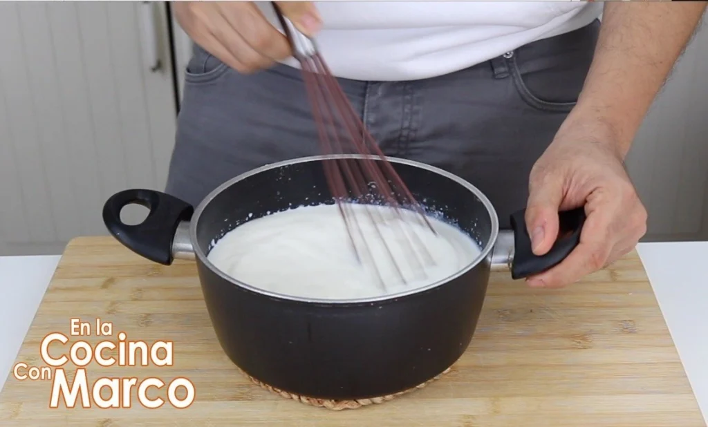 removemos la leche con yogur para que se disuelve