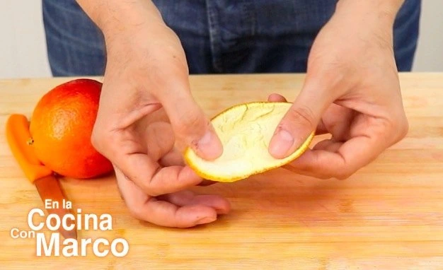 un cuarto de cascara de naranja