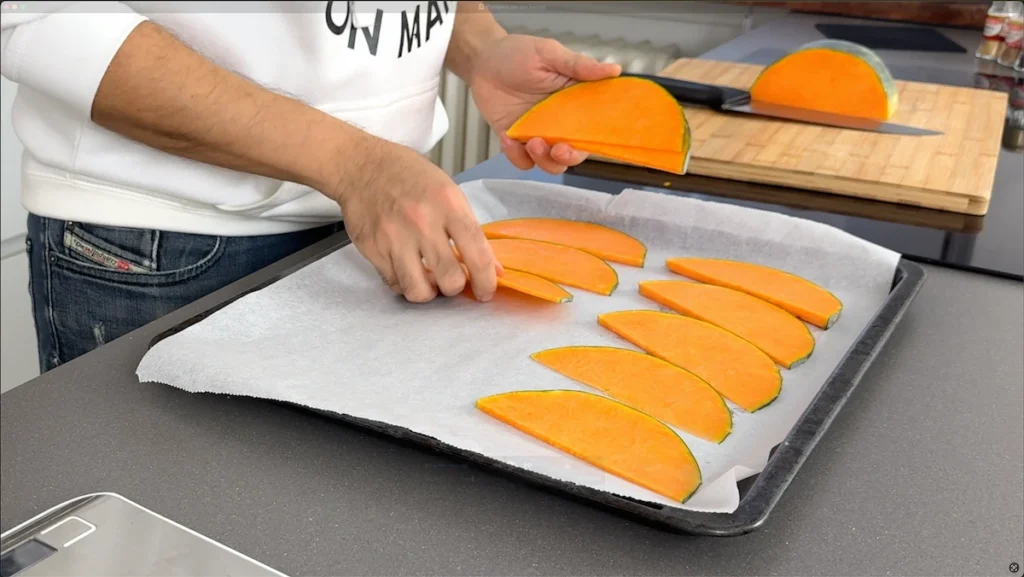 cortamos la calabaza en lonchas y la horneamos