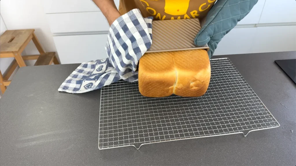 sacar el pan de su molde después de la cocción