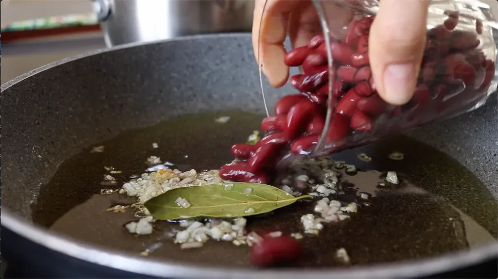 vertimos los frijoles cocidos