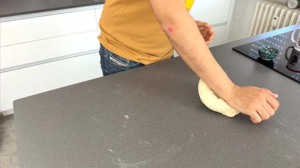 amasar la masa encima de la mesa