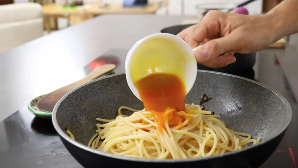 añadir azafrásn a la pasta