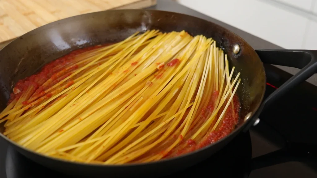 cocinar espaguetis en la sartén