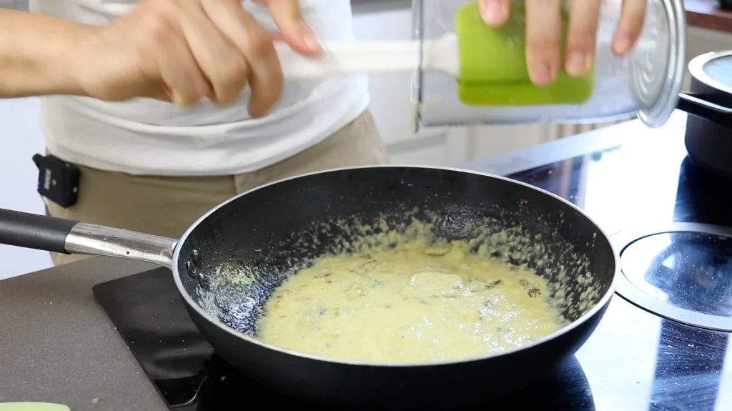 crema de espárragos en la sartén