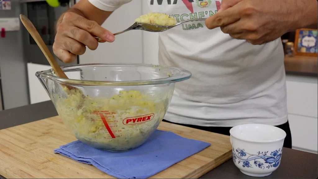 dar forma buñuelos de bacalao