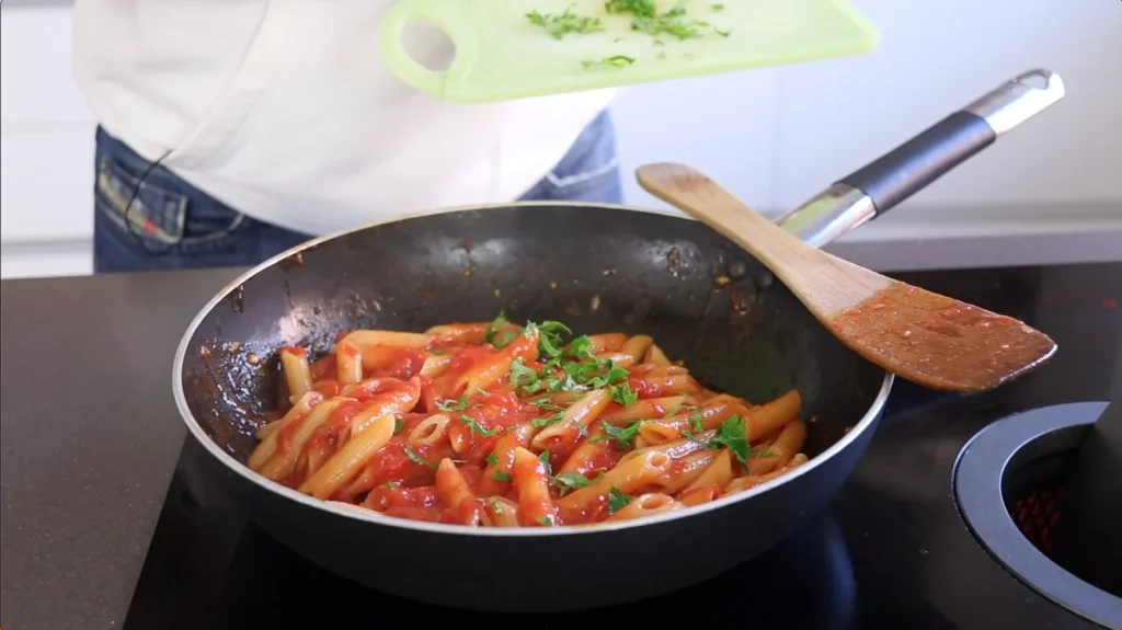 espolvorear perejil a la pasta arrabbiata
