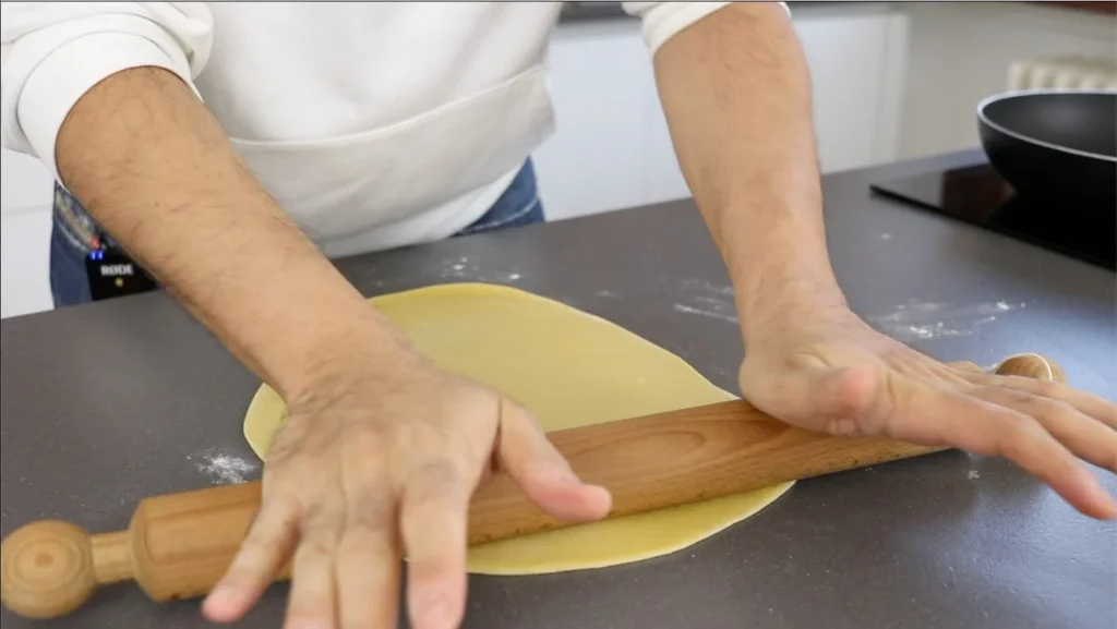 estirar masa chiacchiere con rodillo