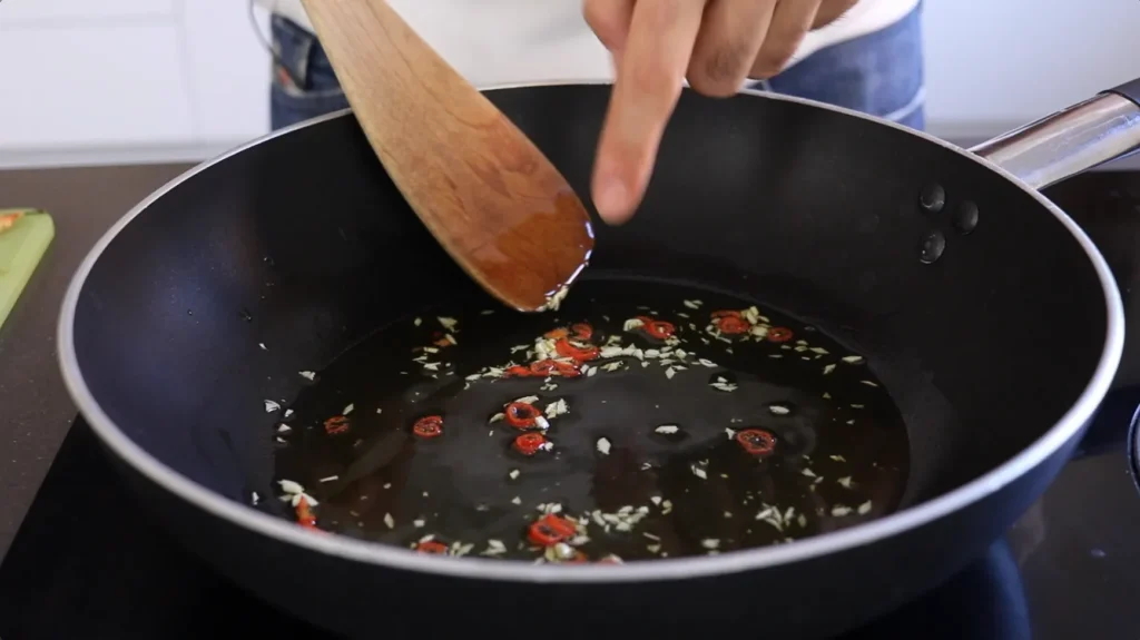 freir ajo y peperoncino aji guindilla chili