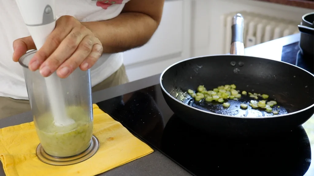 licuar para hacer crema de espárragos