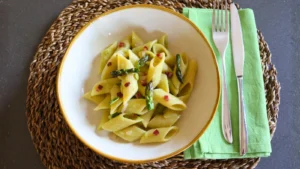 pasta con espárragos y tocino